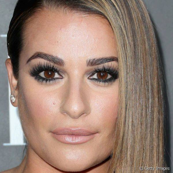 Lea Michele exibiu um olhar glamouroso combinando sombra preta e prateada bem esfumadas